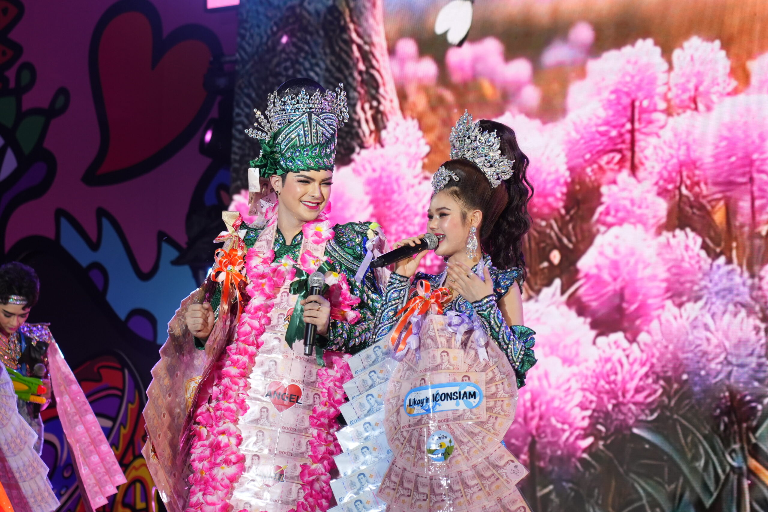 ไอคอนสยาม สาดความสุขไม่พัก จัดเต็มความบันเทิงครบรสริมเจ้าพระยา“อู่อู๋–เซฟ”, “ริวจิน–แพทจิ”, “DOMUNDI GEN 5” ปล่อยเคมีความจิ้นเพลินกับลิเกเงินล้าน “ศรราม น้ำเพชร” และมันต่อเนื่องด้วยมินิคอนเสิร์ต “New Country”