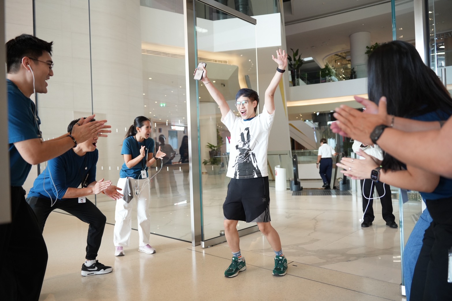 Apple Store ICONSIAM ต้อนรับการวางจำหน่าย iPhone Duo อย่างเป็นทางการ